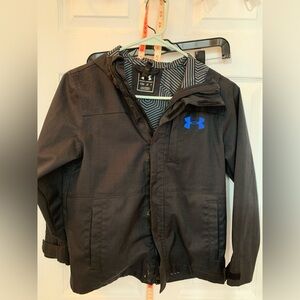 Under Armour Boy’s small rain jacket with hood and zipper pockets EUC